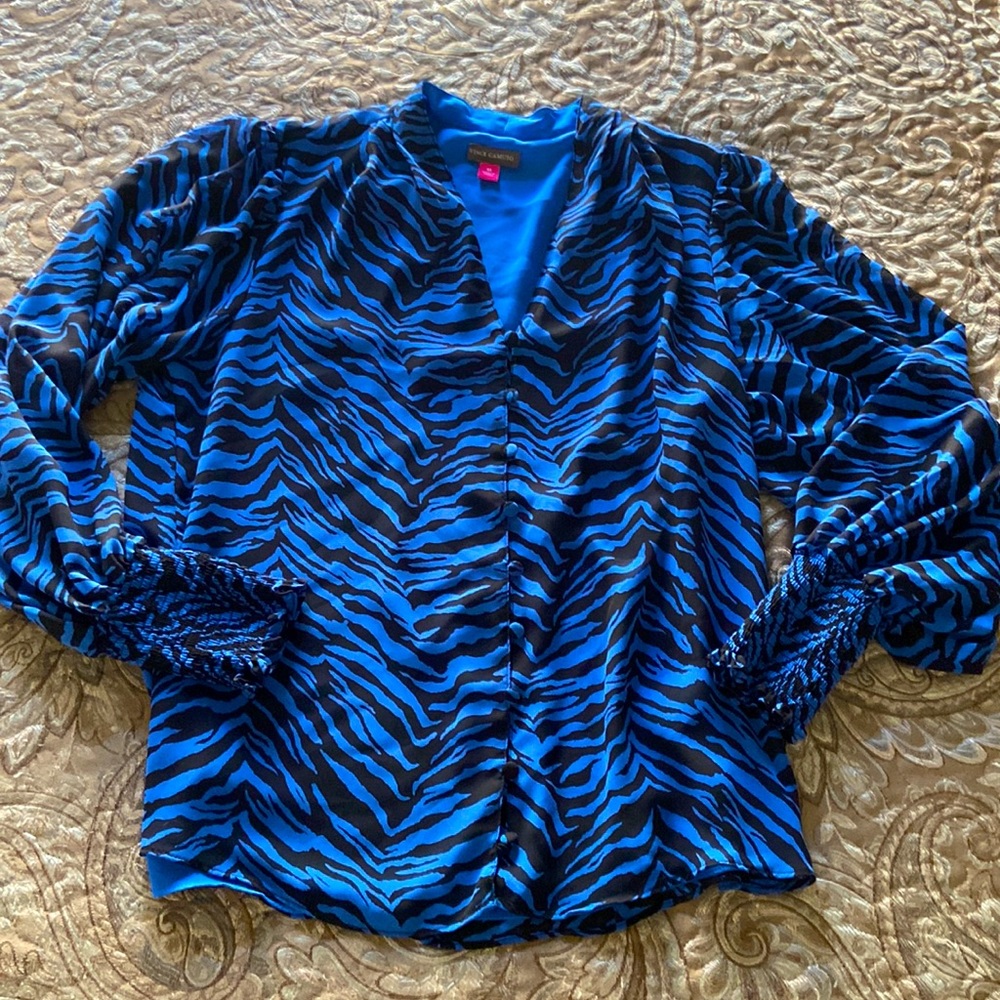 Vince Camuto electric blue animal print button front blouse misses Sz M